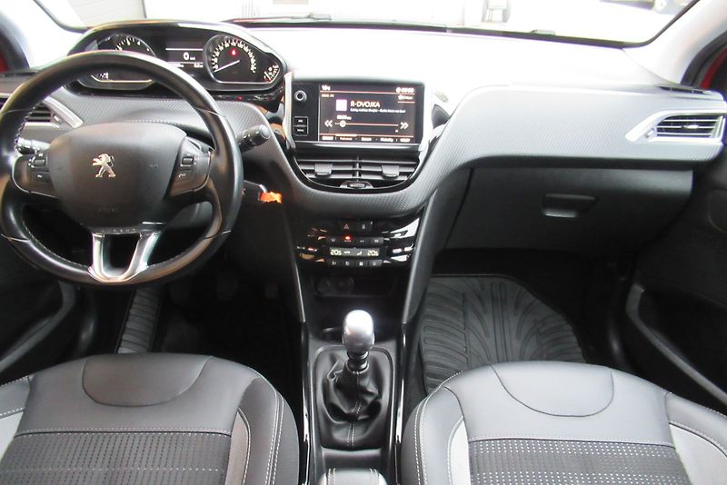 Peugeot 2008 1.2 PureTech AUT. KLIMA - fotka 9 z 25
