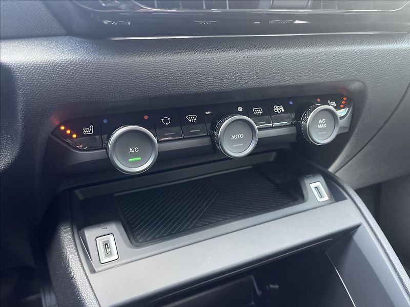 Citroën C4 1,2 PT  Hybrid Plus-Záruka - fotka 16 z 23