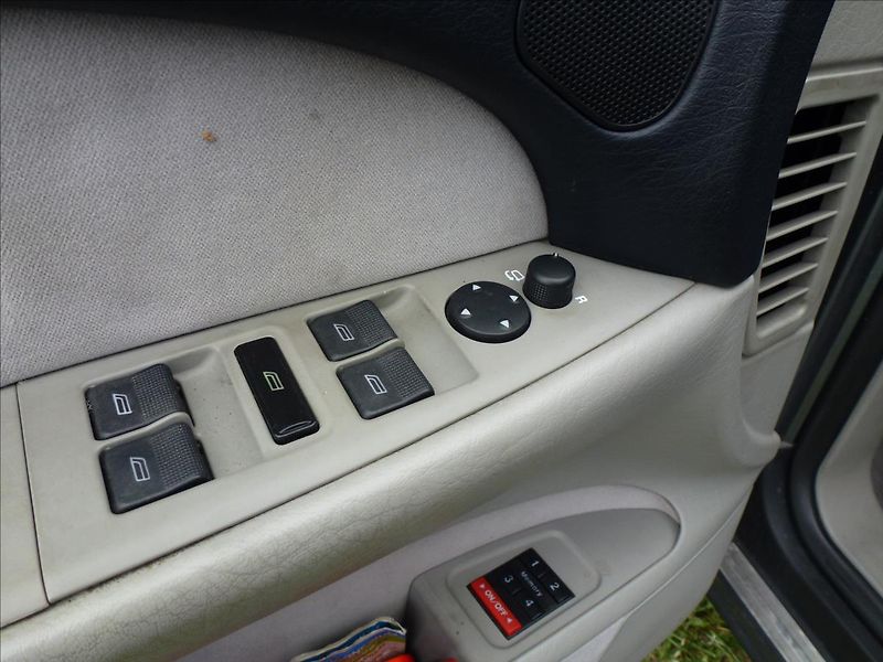 Audi A8 4,2 V8 Quattro 4x4 AUTOMAT - fotka 24 z 65