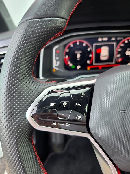 Volkswagen Polo GTI 2.0TSI DSG 152kW DPH 1.Maj - fotka 8 z 22