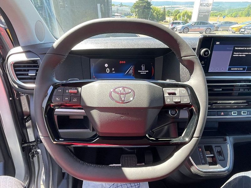 Toyota ProAce Verso 2.0L 8AT Family 8 - fotka 18 z 24