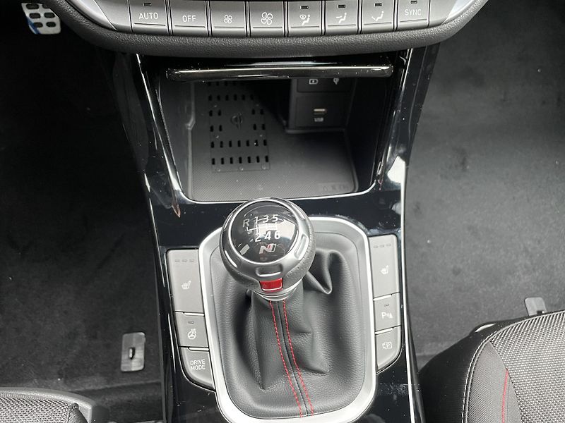 Hyundai i30 1,5T-GDI MHEV 103kW N-line MAN - fotka 21 z 32