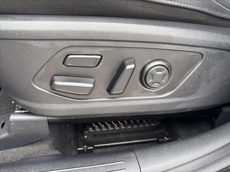 Kia Sorento 2,2 D 4x4 AT TOP ZÁRUKA 7MÍST - fotka 11 z 50