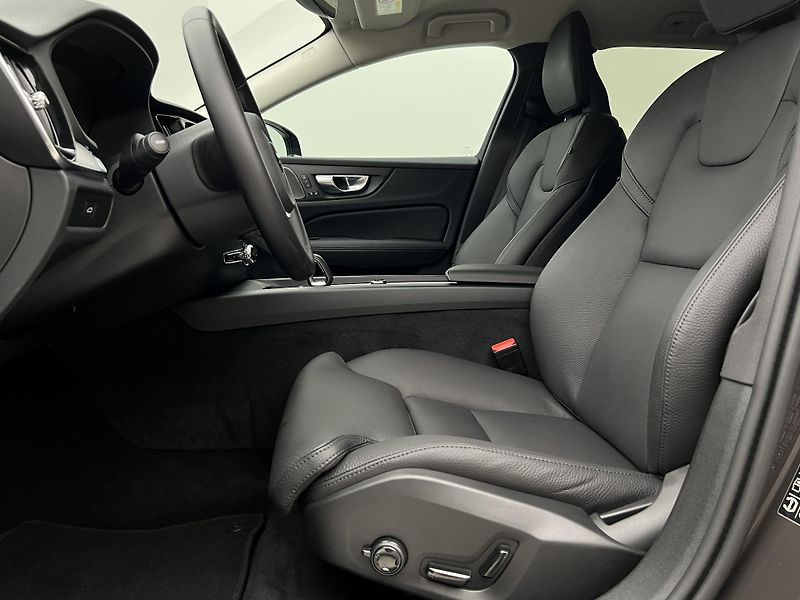 Volvo V60 B4 DARK PLUS AUT - fotka 3 z 42