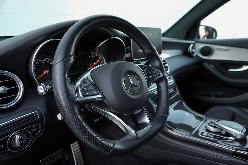 Mercedes-Benz GLC (2019) 300 4MATIC AMG - fotka 25 z 32