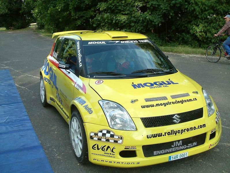 Jiří Hladík se svým zbrusu novým vozem Renault Clio Rally5 Phase II.