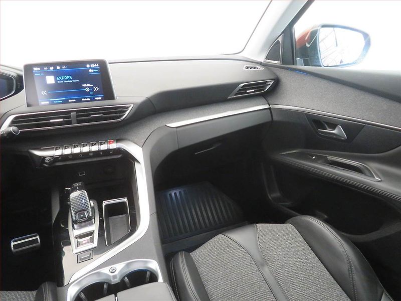 Peugeot 3008 (2018) Allure Pack 1.2 PureTech - fotka 8 z 16