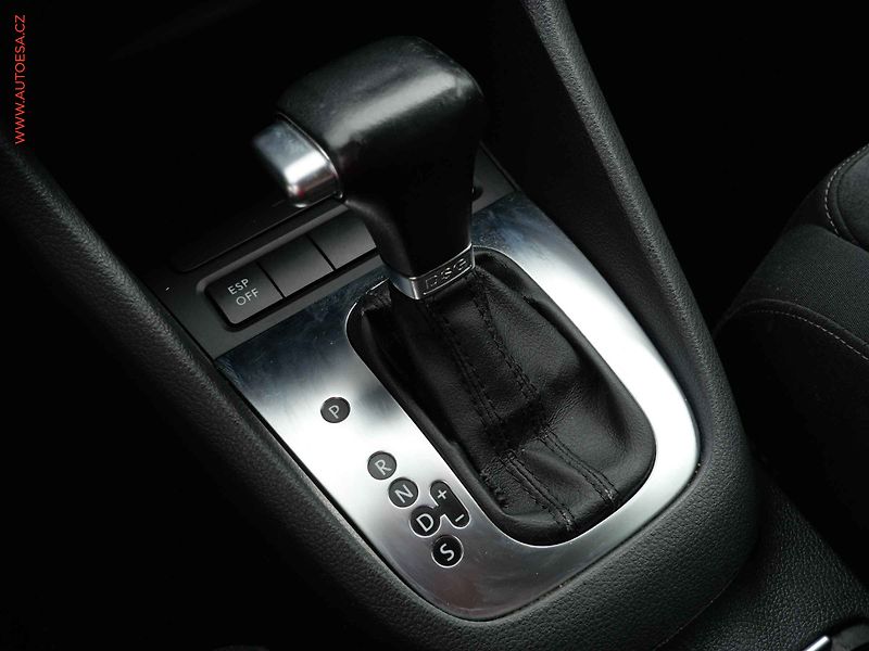 Volkswagen Golf (2010) 1.6TDi, Highline, DSG - fotka 14 z 18