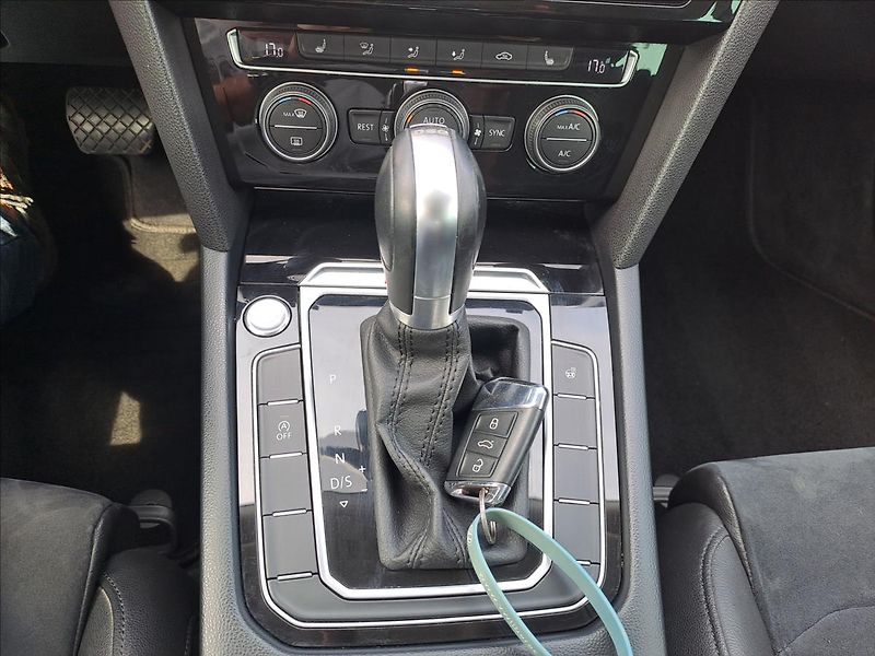 Volkswagen Passat 2,0 TDI DSG 4Motion - fotka 15 z 18