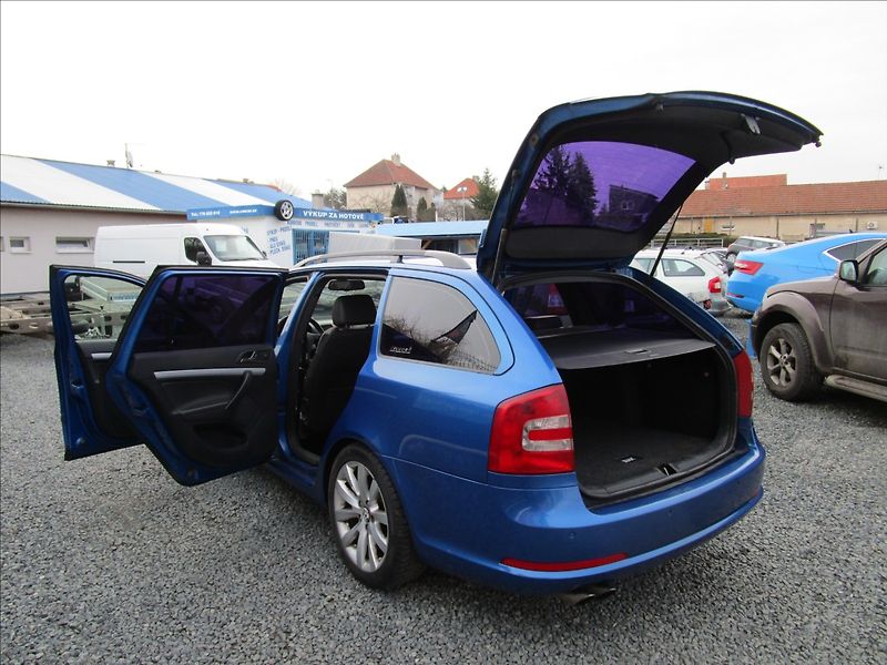 Škoda Octavia Combi 2.0TDi RS, aut. Klima - fotka 29 z 40