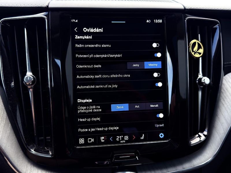 Volvo XC60 T8 AWD RECH.*ULTRA DARK + kola - fotka 42 z 51