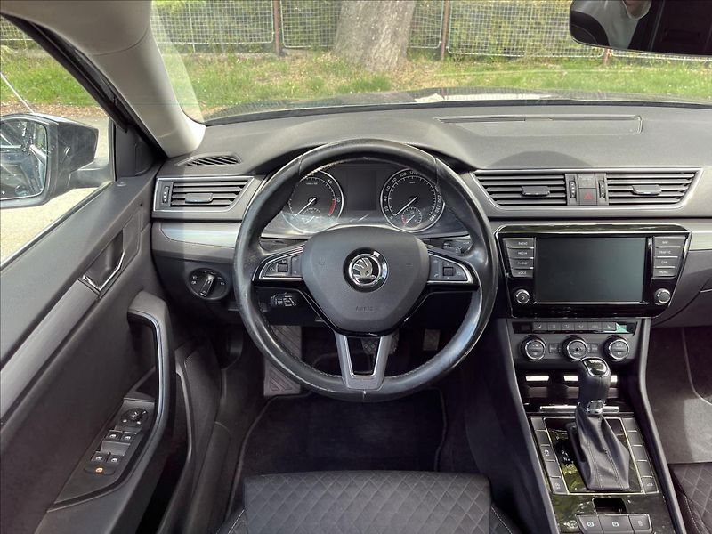 Škoda Superb 2,0 TDi DSG  NAVI BIXEN ACC AL - fotka 17 z 50