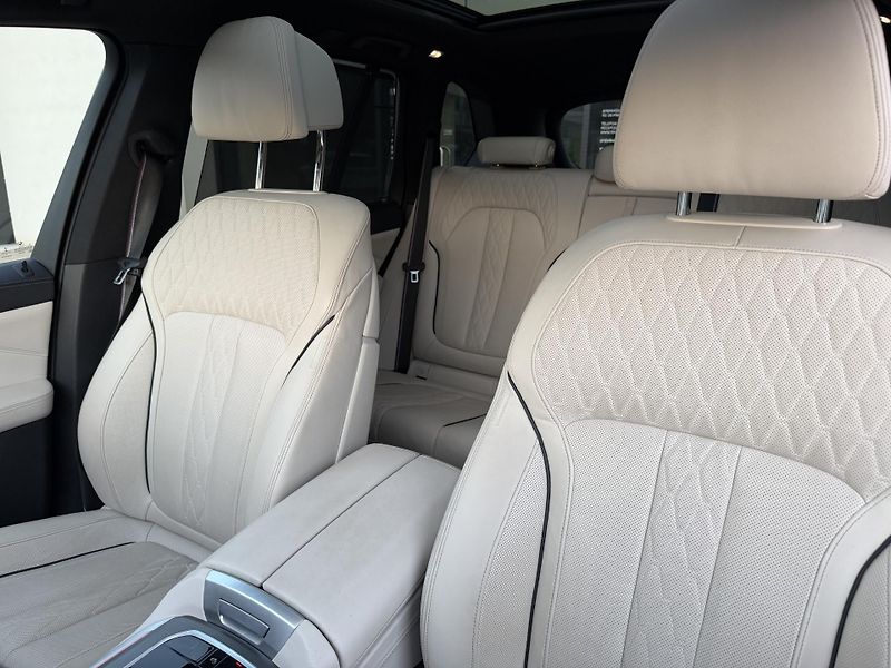 BMW X5 (2019) BMW / X5 / M50i xDrive / FULL - fotka 14 z 25