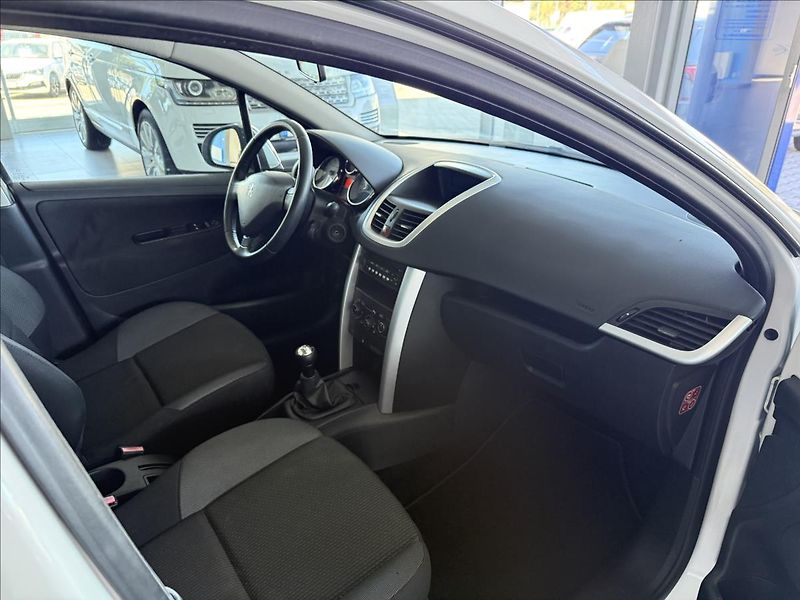 Peugeot 207 1,4   54 kW,HUSKY,SERVISKA - fotka 8 z 20