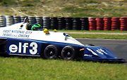 Tyrrell P34-6 při závodu historických formulí v Mostě v roce 2000. Za volantem je Martin Stretton. Foto: Deník/Edvard D. Beneš