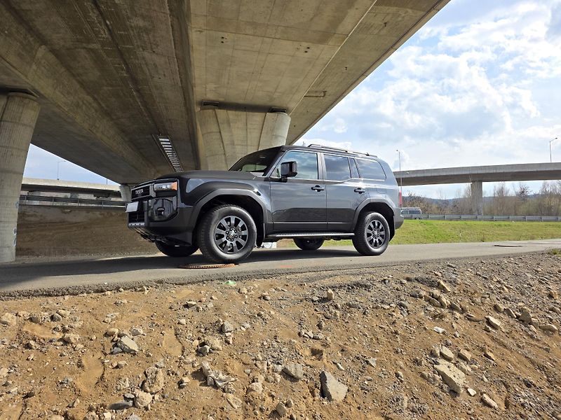 Toyota Land Cruiser 2.8-INVINCIBLE-ZÁRUKA-DPH - fotka 25 z 77