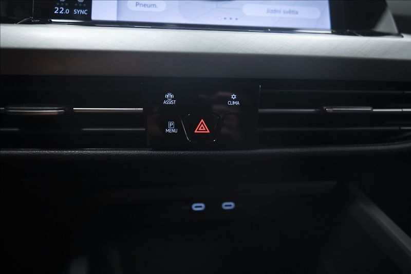 Volkswagen Golf 1,5 eTSI DSG KAMERA VÝHŘEV ČR - fotka 25 z 44