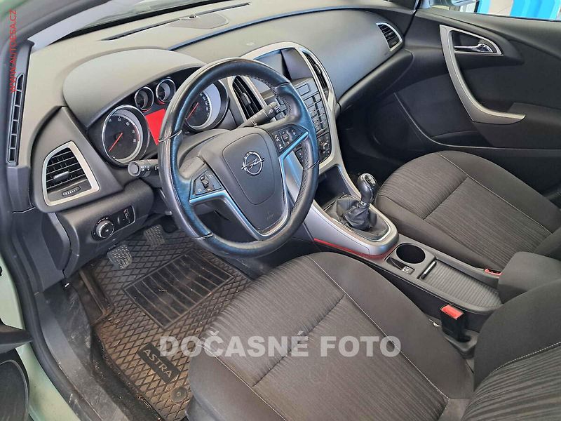 Opel Astra (2011) 1.6i - fotka 3 z 3
