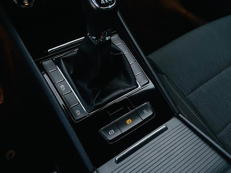 Škoda Superb 1.4TSI 4x4 MANUÁL VÝHŘEV TAŽNÉ - fotka 38 z 45