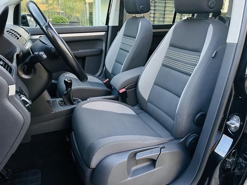 Volkswagen Touran 2.0TD MAN 7MÍST SERVISKA TAŽNÉ - fotka 28 z 48