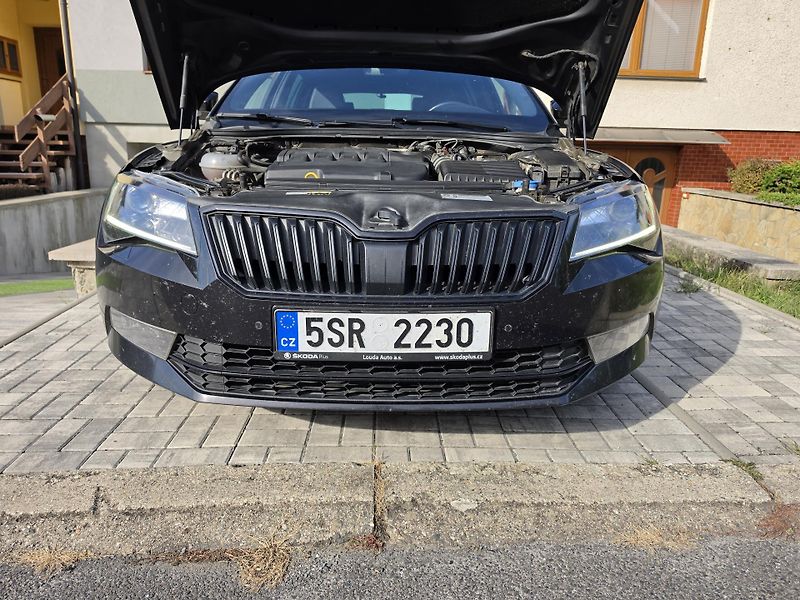 Škoda Superb (2018) SportLine 2.0 TDI 140kW 4x4 - fotka 19 z 32