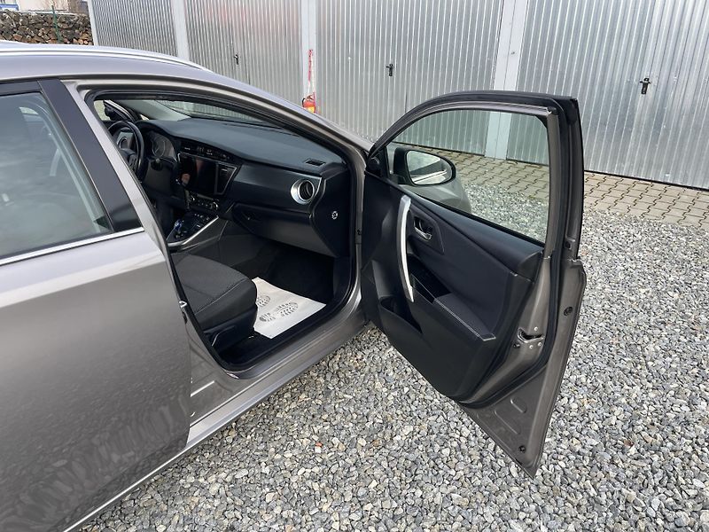 Toyota Auris 1.8i 16v HYBRID AUT NAVI CAM!! - fotka 138 z 166