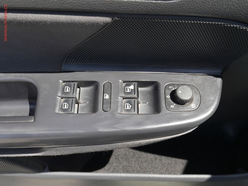 Volkswagen Golf (2009) 1.9TDi, AC, výhřev sed - fotka 11 z 17