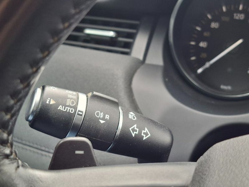 Land Rover Range Rover Evoque (2017) 2.0TD4 110kW 4X4 -NOVÉ V ČR - fotka 15 z 35