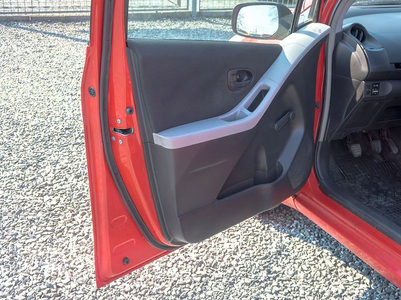 Toyota Yaris (2008) ČR 1.0i 51KW AC – 2x PNEU - fotka 10 z 34