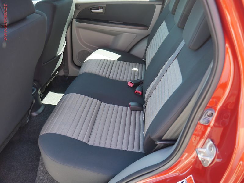 Suzuki SX4 (2009) 1.6i 4x4, ČR, 4x4, vyhřívané - fotka 10 z 17