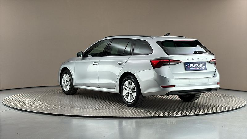 Škoda Octavia 2.0 TDI Ambition Combi - fotka 2 z 26