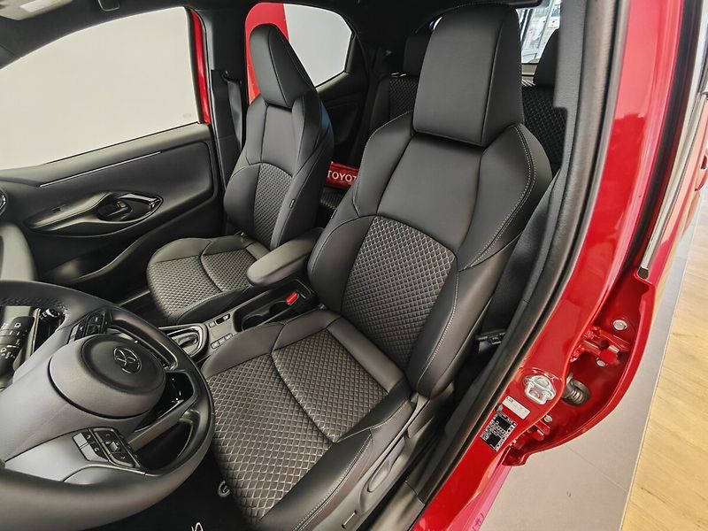 Toyota Yaris 1.5 TNGA HEV Executive VIP - fotka 11 z 33