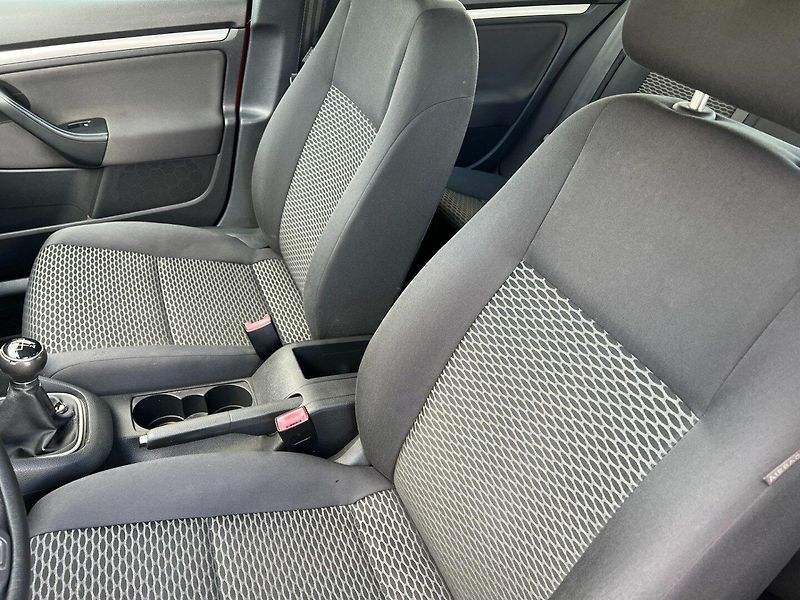Volkswagen Golf (2010) Variant 1.4 16V 59kW - fotka 17 z 26