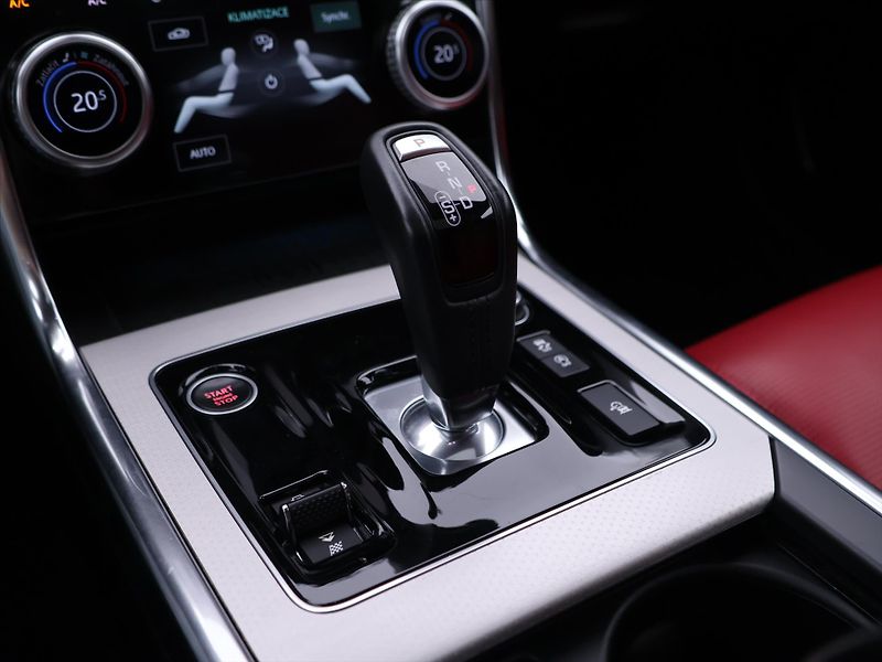 Jaguar XE 2,0 P300 221kW R-Dynamic DPH - fotka 32 z 43