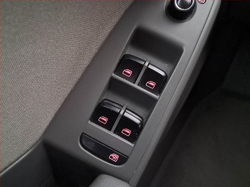 Audi A4 (2011) 2.0 TDI, Xenony, Vyhř. sedaček - fotka 16 z 16