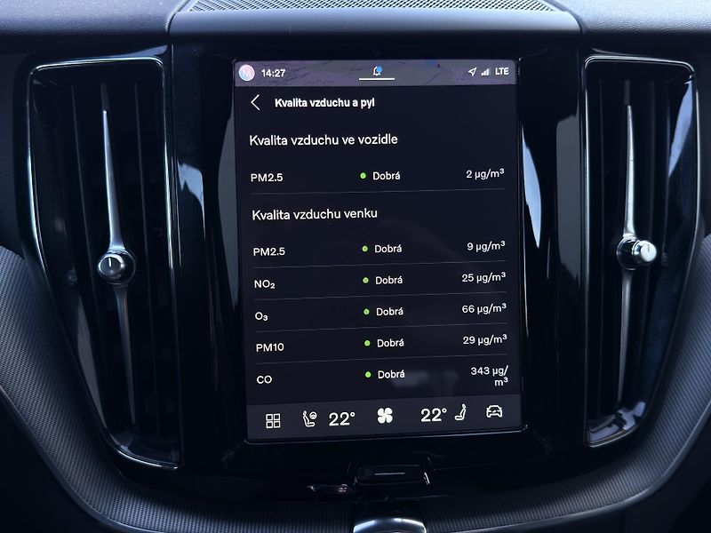Volvo XC60 B5 AWD // PLUS DARK // 1.maj.  - fotka 42 z 44