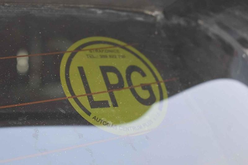 Nádrž na LPG v zavazadelníku Toyoty RAV 4 hybrid