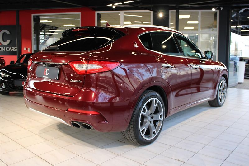 Maserati Levante SQ4 GranLusso ACC/Pano/B&W - fotka 6 z 37