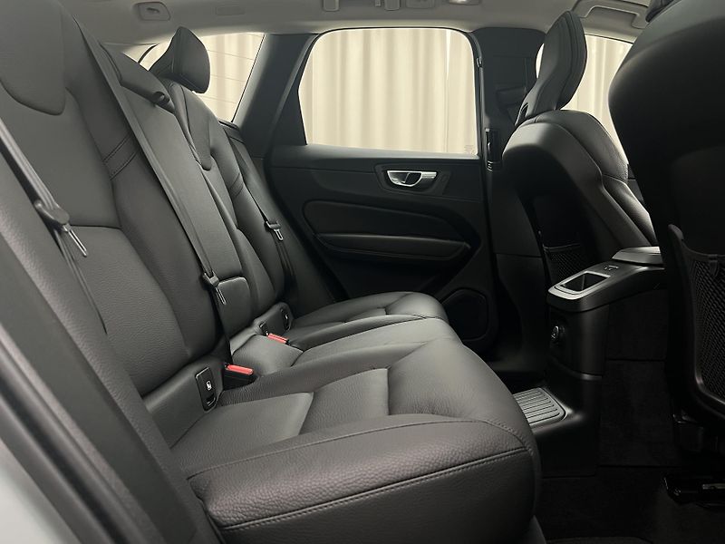 Volvo XC60 T8 AWD ULTRA DARK AUT CZ - fotka 20 z 47