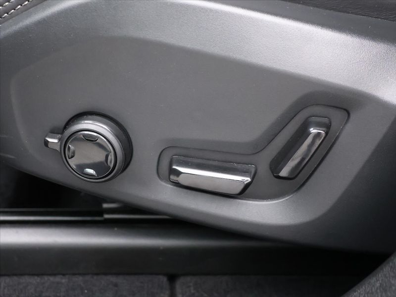 Volvo XC60 2,0 B4 AWD CZ Inscription DPH - fotka 17 z 33