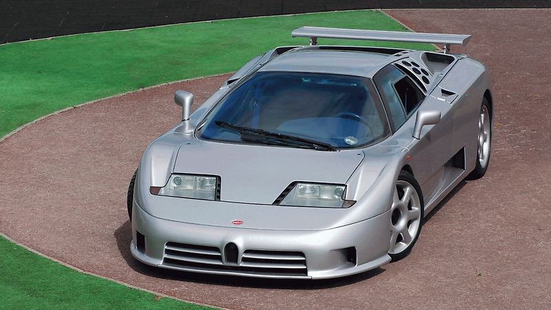 Schumacher si převzetí auta užil se zaměstnanci továrny.