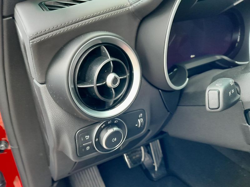 Alfa Romeo Stelvio (2026) Veloce 4x4 2,0 280PS - fotka 25 z 38