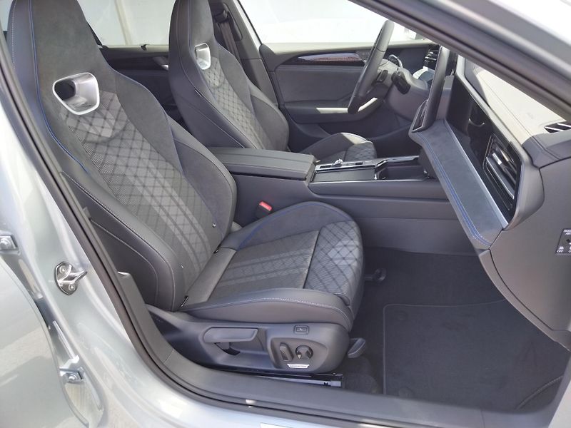 Volkswagen Passat R-Line 2,0 TSI 150 kW - fotka 10 z 28