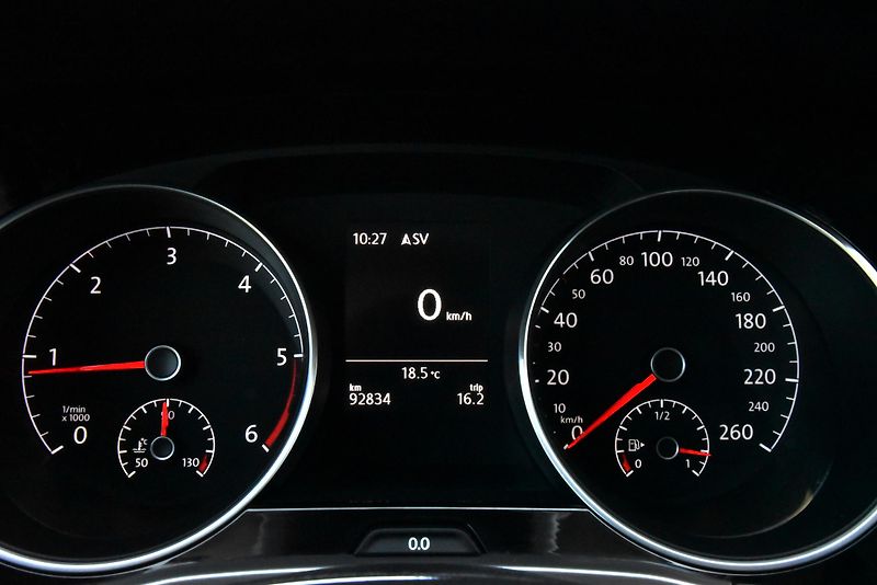 Volkswagen Touran 2.0 TDi COMFORTLINE,NAVI,MASÁŽ - fotka 12 z 51