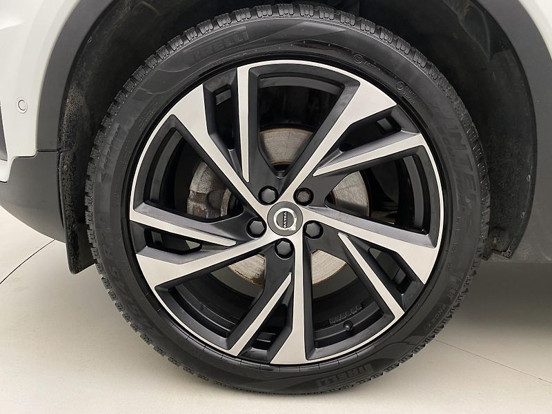 Volvo XC40 D4 AWD R-DESIGN AUT  - fotka 35 z 45