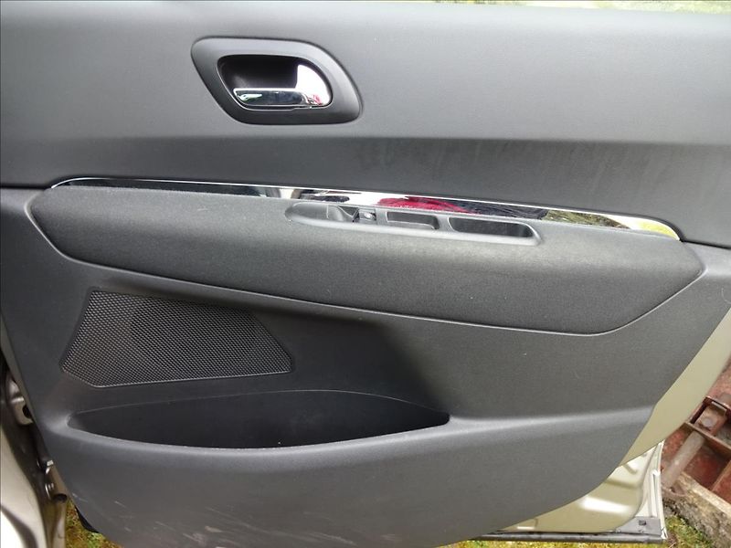 Peugeot 5008 1.6THP 115 kW - fotka 29 z 44