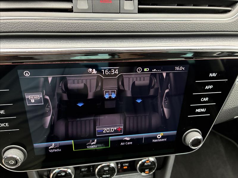 Škoda Superb 2,0 STYLE,PANORAMA,TAŽNÉ,LED - fotka 31 z 36