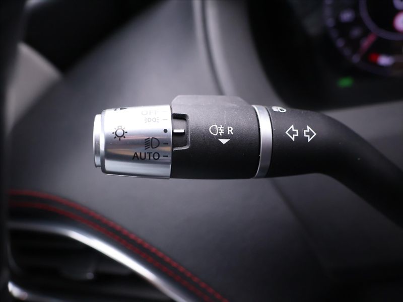 Jaguar XE 2,0 P300 221kW R-Dynamic DPH - fotka 21 z 43
