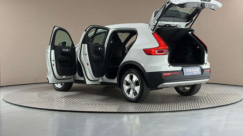 Volvo XC40 2.0 T3 AUT Momentum Pro - fotka 7 z 28