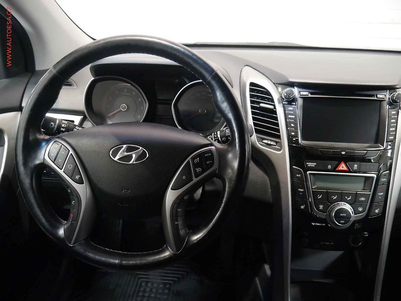 Hyundai i30 (2014) 1.6 GDi, ČR, Temp. park. - fotka 11 z 20